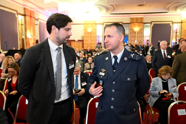 4 dkonferencija_obrana13-051125.jpg